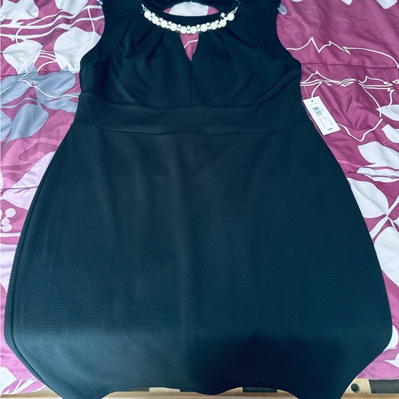 Black sleeveless dress never been worn. - Picture 1 of 4